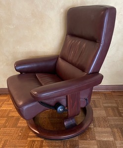 lot 9 image: Stressless Leather Reclining Chair with Ottoman