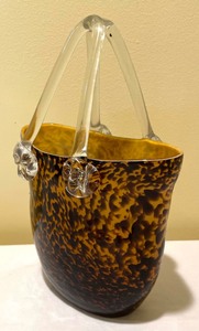 lot 16 image: Adorable Art Glass Purse