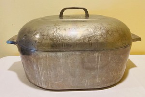 lot 303 image: Wagnerware Magnalite Roasting Pan