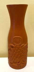 lot 307 image: Pretty Pottery Decor
