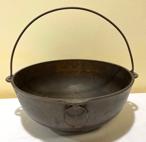 lot 311 image: Cast Iron Baking Pan and Wagnerware Scotch Bowl