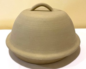 lot 314 image: Sassafras Enterprises Stoneware Baking Cloche