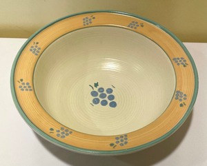 lot 319 image: Treasure Craft Serving Bowl