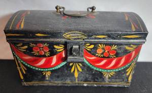 lot 104 image: Two Unique Vintage Boxes
