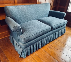 lot 363 image: Upholstered Loveseat with 2 Accent Pillows