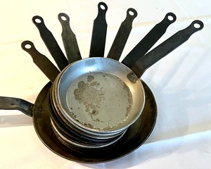 lot 78 image: Fabrique France Small Metal Skillets