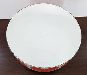 lot 46 image: Vintage Arabia Finel Enamel Heart Bowl