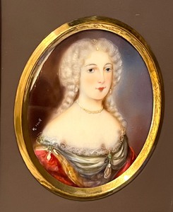 lot 20 image: Gorgeous Antique Hand Painted Miniature Portrait