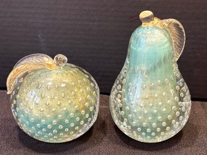 lot 27 image: Mid Century Alfredo Barbini Murano Fruit Bookends and Decorative Vintage Plate