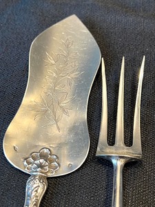 lot 26 image: Two Vintage Serving Utensils
