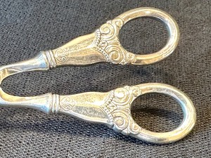 lot 22 image: Vintage Sterling Bread or Toast Tongs