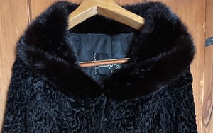 lot 411 image: Vintage Gunther Jaeckel Bonwit Teller Fur Collared Coat