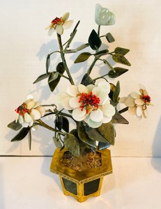 lot 419 image: Arrangement of Vintage Decorative Items