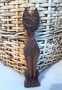 lot 277 image: Vintage Basket with Wooden Cat Carvings on the Corners
