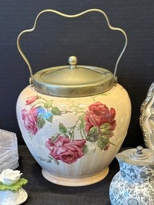 lot 130 image: Variety of Vintage Glassware Items