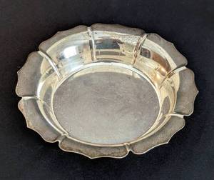lot 32 image: Lunt Sterling Silver Bowl