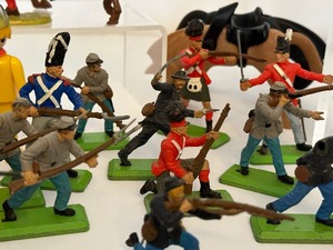 lot 138 image: Large Lot of Vintage Toy Figurines including 1971 Britain Ltd Deetail Mini Figures and more