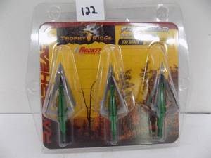 lot 122 image: 3 - Fred Bear - Razor Heads