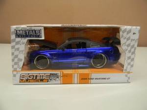 JADA BIGTIME MUSCLE 124 SCALE DIE-CAST - 2006 FORD MUSTANG GT - NICE - GREAT PIECE - NEW IN BOX - SEE PICTURES