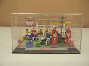SCHUCO DIORAMA 164 SCALE - VERY COOL PIECE - IN CASE - NICE - SEE PICTURES