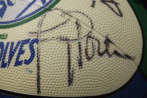 lot 176 image: Minnesota Timberwolves Basketball w 12 Autograph