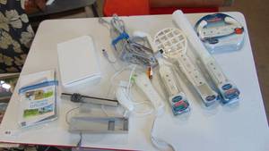 lot 8 image: Wii gaming console with accessories