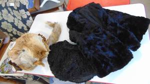 lot 10 image: Vintage fox muff with face, fur cape and collar