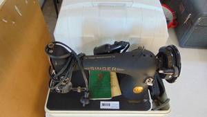 lot 31 image: Vintage singer machine with carrying case
