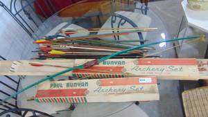 lot 32 image: Archery set and misc
