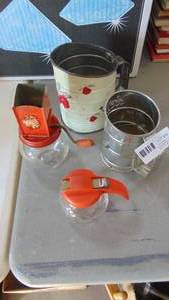 lot 35 image: 4-Vintage kitchen items