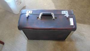 lot 88 image: Vintage carrying case