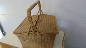 lot 102 image: Vintage wicker picnic basket with contents