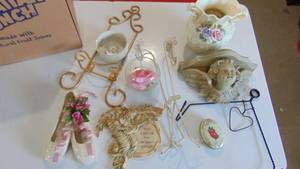 lot 98 image: Misc decor items