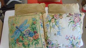 lot 104 image: 4-Pillows