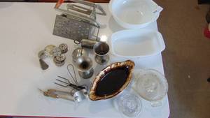 lot 134 image: Misc kitchen items, including pryex bowl