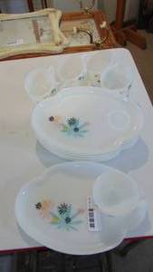 lot 136 image: Vintage retro snack set