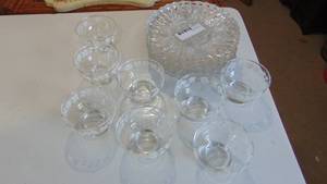 lot 148 image: 7 vintage glass plates and 8 dessert bowls