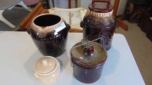 lot 146 image: 4- Pottery containers