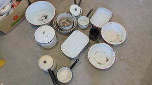 lot 150 image: Lot of misc enamelware