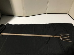 lot 15 image: Vintage 5 tine fishing spear with wooden handle