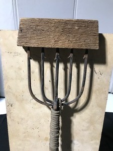 lot 19 image: Vintage 5 tine fishing spear