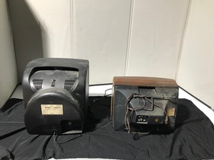lot 24 image: 2 - small vintage TVs