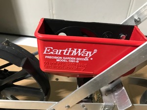 lot 26 image: Earthway garden precision seeder