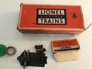 lot 73 image: VINTAGE LIONEL TRAIN 153 AUTOMATIC BLOCK SIGNAL & CONTROL O GAUGE