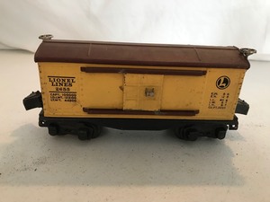 lot 77 image: Vintage Lionel Trains Prewar 2655 Boxcar Cream With Tuscan Roof O Scale