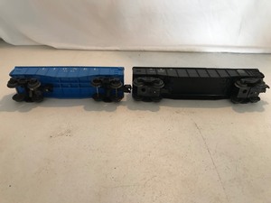 lot 78 image: 2 - Lionel train cars