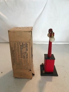 lot 83 image: Vintage Louis Marx Electric Lamp Post No.408 For train set