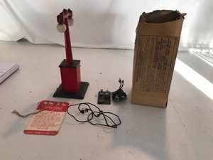lot 84 image: Vintage Louis Marx Electric Lamp Post No.408 For train set