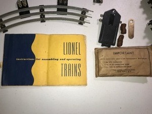 lot 99 image: Lionel metal train tracks, instruction booklet and accessories pack