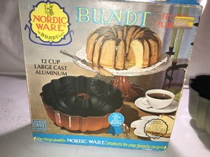 lot 300 image: Vintage heavy cast aluminum Bundt pan